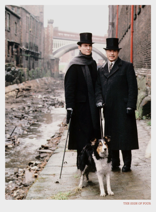 granada-brett-crumbs:Holmes, Watson and Toby. —From the book A Photographic Guide to Jeremy Brett’s 