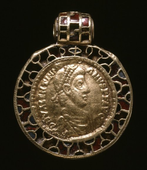 Coin pendantAnglo-Saxon, 7th centuryGold coin pendant with cloisonné garnet and blue glass edge and 