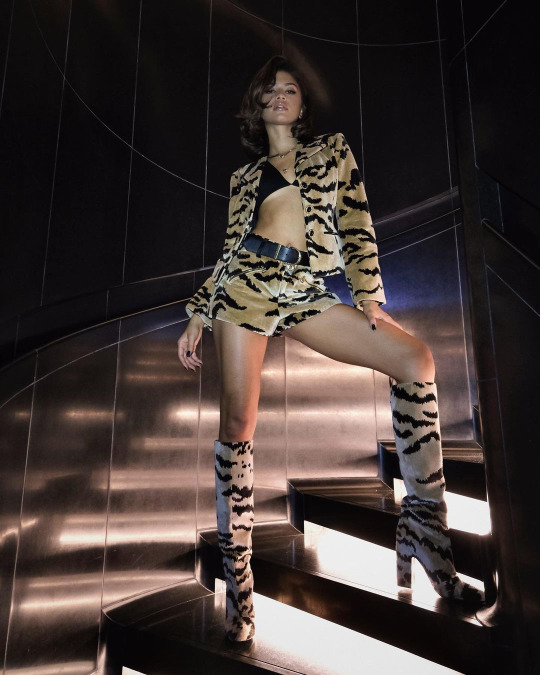 femalestunning:zendaya: Look who came with me to Paris…