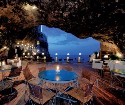 daily-meme:  Restaurant In A Cave .http://daily-meme.tumblr.com/ 