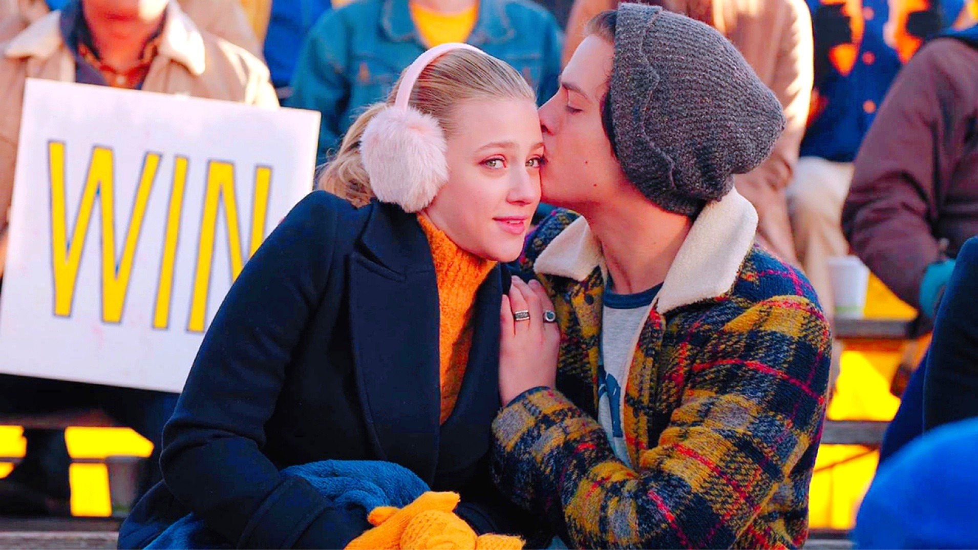 Lili Reinhart & Cole Sprouse 6907538e69d0ff9a7f3906ea877eff5c5594216b