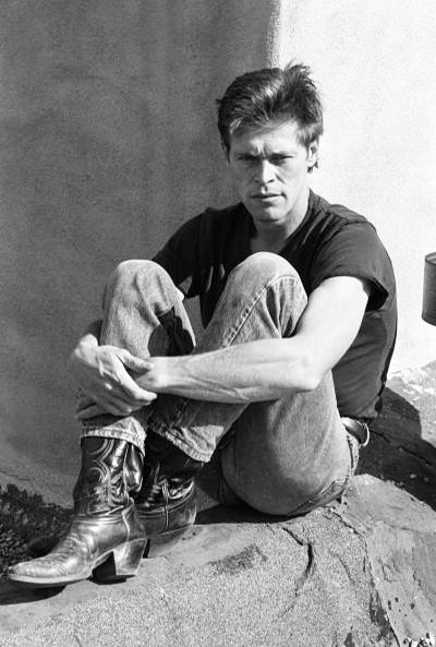 mabellonghetti:Willem Dafoe on the set of the film ‘White Sands’,1992 (Photo by Bertrand LAFORET/Gamma-Rapho via Getty Images)