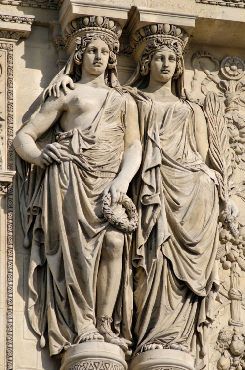 hismarmorealcalm:Caryatides doubles en pied soutenant le fronton du pavillon Rochelieu  Palais 