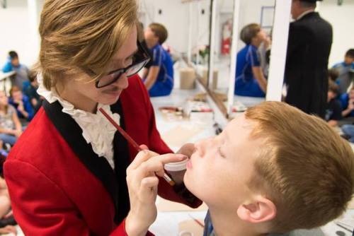 girlwithalessonplan:muchadoaboutmusicals:Children learning about technical theatre warms my heart.ee