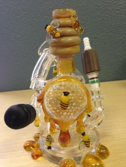 bongspipesandrigs:  HONEY  Neeeeed