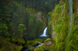 desvre:  Wahclella Falls by Ray Green | Source