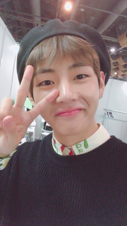 bts0726: 161203 Taehyung’s Tweet 이세상 가장소중한사람 아미야 늘곁에있어줘서 정말고맙고 항상 많은응원과 사랑으로 우리들을 지켜주고 보라색으로 꽉