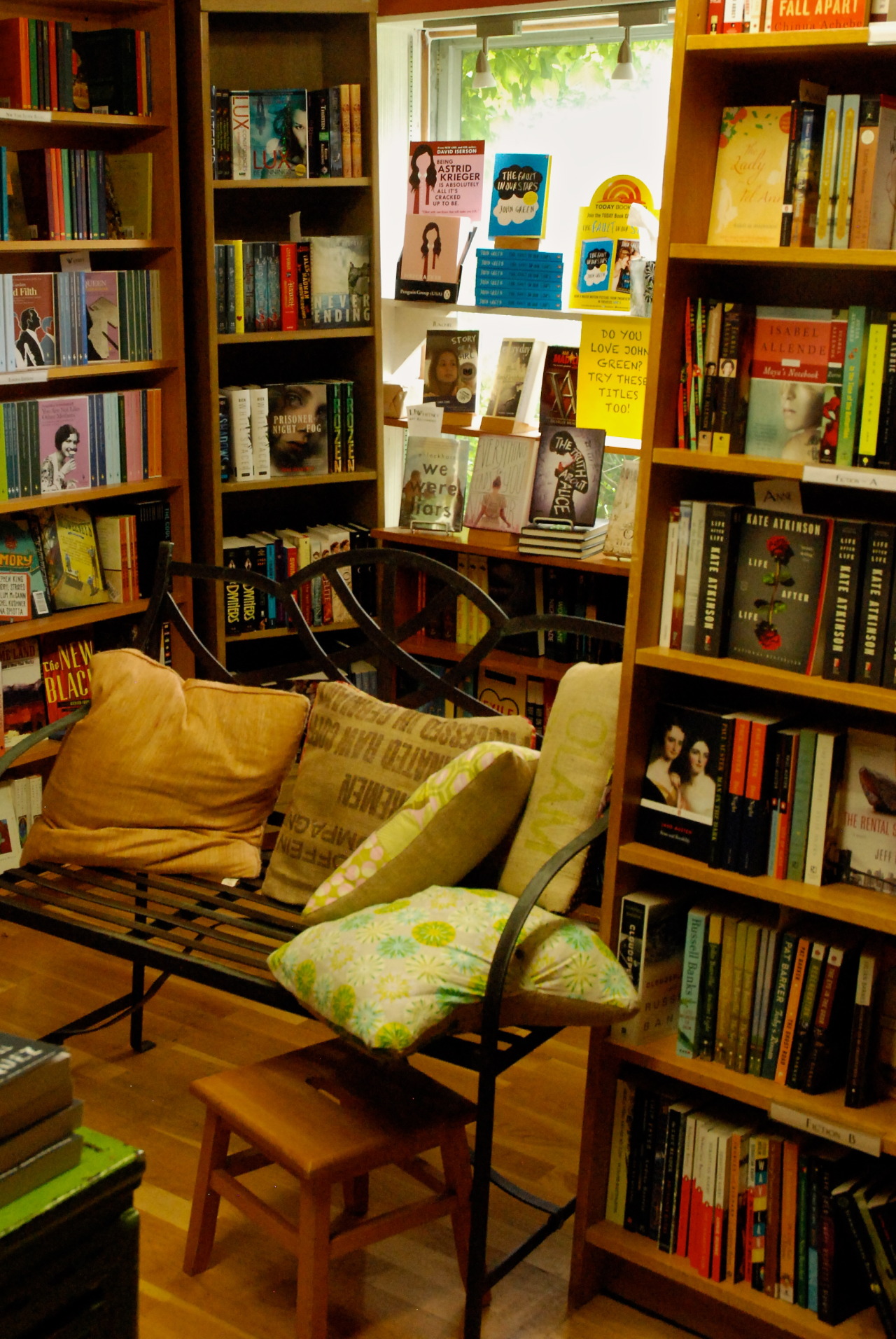 the-book-ferret:  Books &amp; Cupcakes June Book Photo Challenge Day Twenty One: