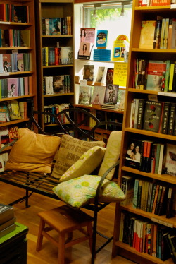 the-book-ferret:  Books &amp; Cupcakes June Book Photo Challenge Day Twenty One: Library/Bookstore The King’s English. It’s the best little independent bookstore in Salt Lake City. It’s the reason I get the chance to meet so many incredible authors.