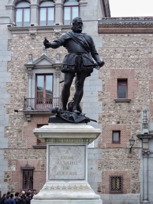 Estatua de Don Alvaro de Bazan, frente a Casa de Cisneros, Plaza de la Villa, Madrid, España, 2016.D