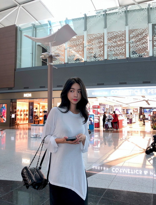 girl-map - Kwon Byul - Transparent Shirt (Airport v Pool) (0731)...