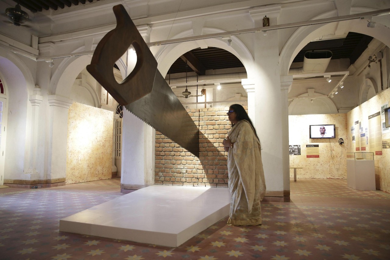 LA GRIETA. Una mujer observa una instalación de arte que simboliza la partición de la India y Pakistán, hace 70 años, cuando en 1947 los indios salieron de Gran Bretaña. La escena ocurre en el Museo de Partición en Amritsar, en el Punjab (India), que...