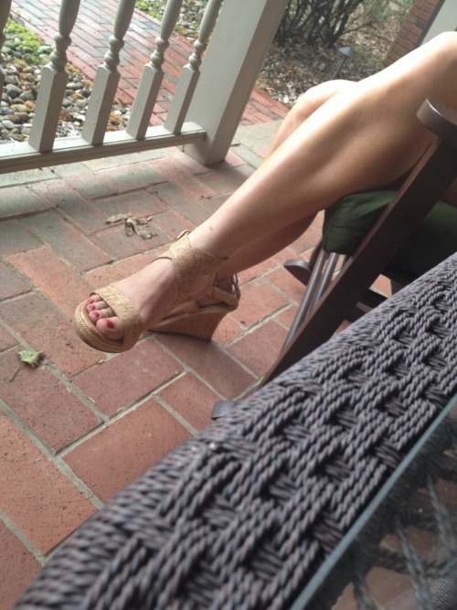 sharemyhotw1fe: Love those sexy toes!