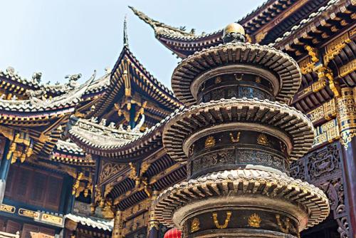 fuckyeahchinesefashion: temples in downtown area of chinese cities