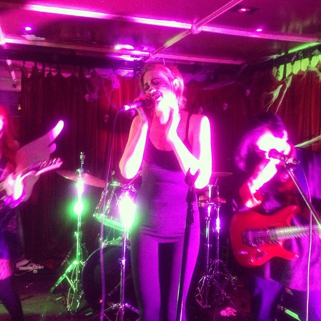 @r_a_e_g_r_a_e bathes us in her beautiful voice 🎵#enlight #sing #music #Halloween