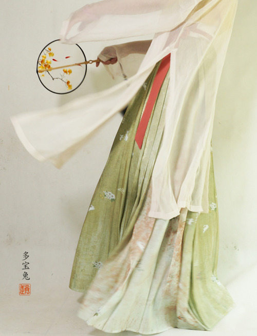 ziseviolet: fouryearsofshades:素纱马面裙 by  赵氏汉服工作室Traditional Chinese Hanfu. 