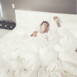 weollg:  What's a king bed without a king? ♕     