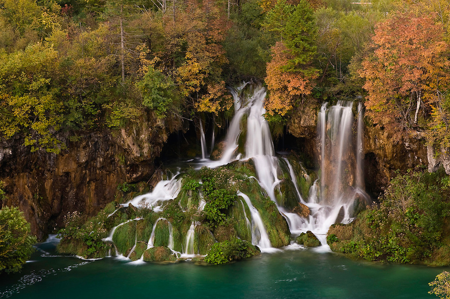 a-precis:  nubbsgalore:  the interconnected and cascading lakes and waterfalls of