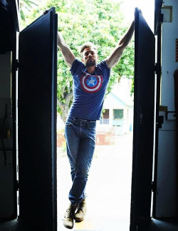 oceaxereturns: the-cimmerians:  beardedchrisevans: Chris Evans behind the scenes of the May 2016 Rolling Stone shoot the tags on this were utter gems so here are some of my faves  Look, I don’t even find him all that attractive and that pose made me