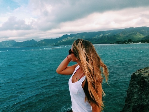 Uma menina sol…