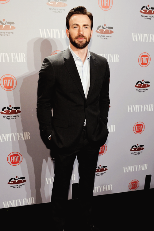 bottle-of-bucky: Chris Evans at the Vanity Fair Young Hollywood party in 2014