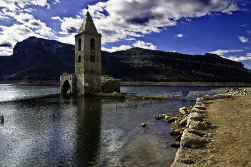 atlasobscura:Rising WaterLooming up from the waters, these submerged towers are the only visible rem