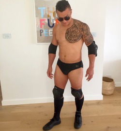 iheartpoly: dltongan:   polytrades:   rugby4men:  Sam Perrett dressing up as the Rock😍 thick thighs save lives  Daddy😩😍   Id fuck him and his other 2 brothers   Thighs. 😍😍 