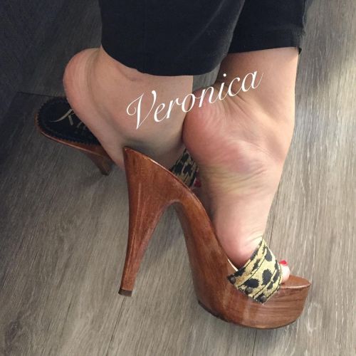 veronicafeet: Buongiorno a tutti #buongiorno #goodmorning #kiarashoes #zoccolidilegno #zoccolifetis