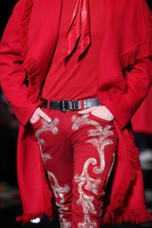 money-in-veins: Versace F/W 2014 Menswear (Details)