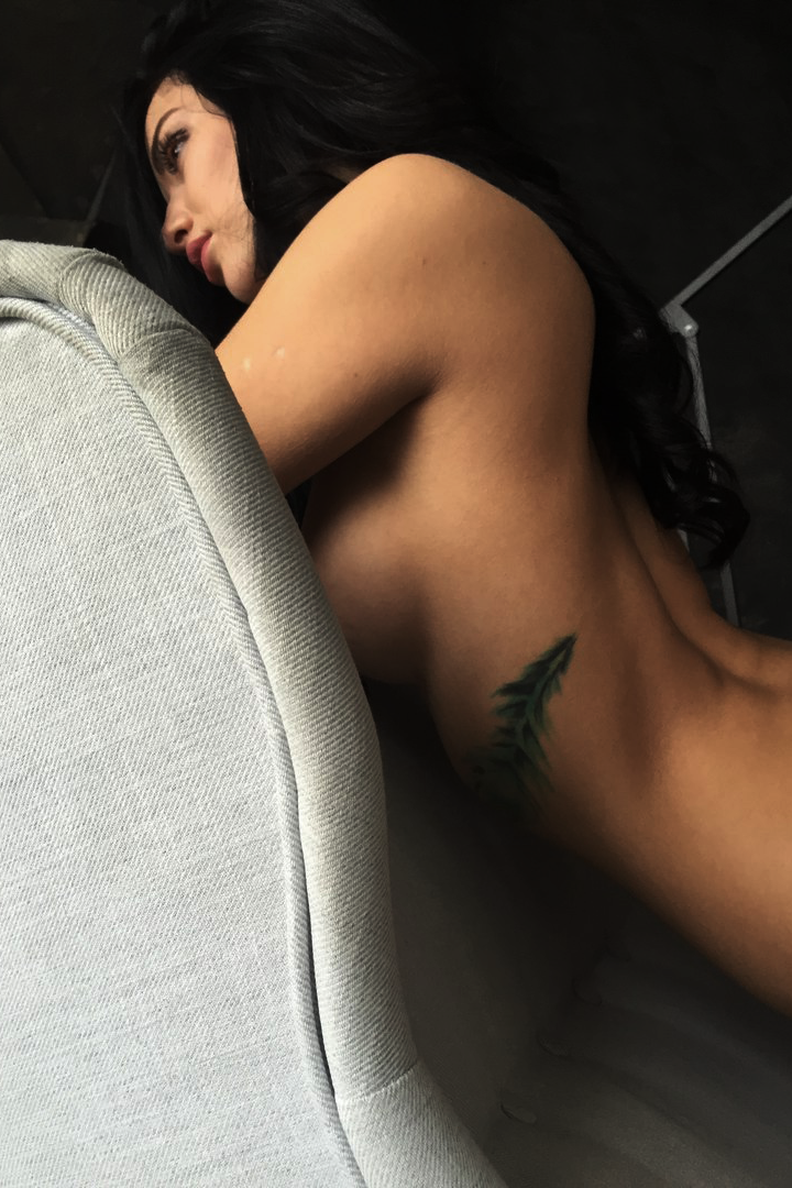 viciousclass:  Sideboob.