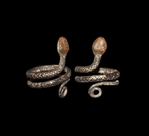 historyinbitsandpieces:gemma-antiqua:Ancient Egyptian silver snake ring, dated to the Roman period, 