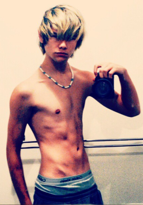 manniberlin:  boyperfection101: Sebastian Rhodes (2/4)  Selfie boy XXL 
