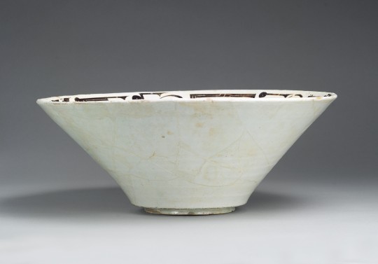 panicinthestudio:    Speaking Object: Bowl with Arabic Inscription, November 3, 2022  Listen to the proverb on this epigraphic slip-painted bowl. The Speaking Object project gives voice to inscribed works of art from the Islamic world.The Met  Bowl with
