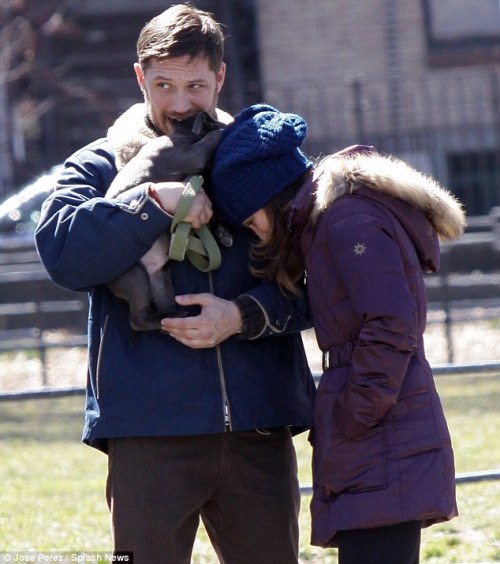 involuntaryorange: alphamaleswithpuppies: Tom Hardy, Noomi Rapace and Rocco the puppy on the set of 