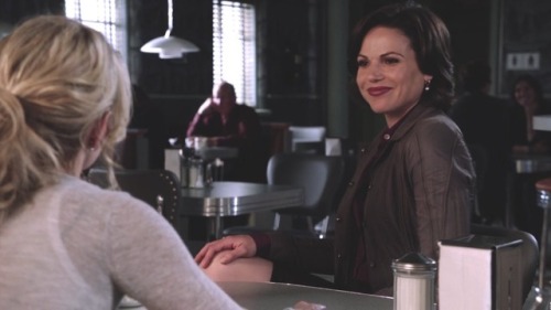 the way regina looks at emma, she are so in love 