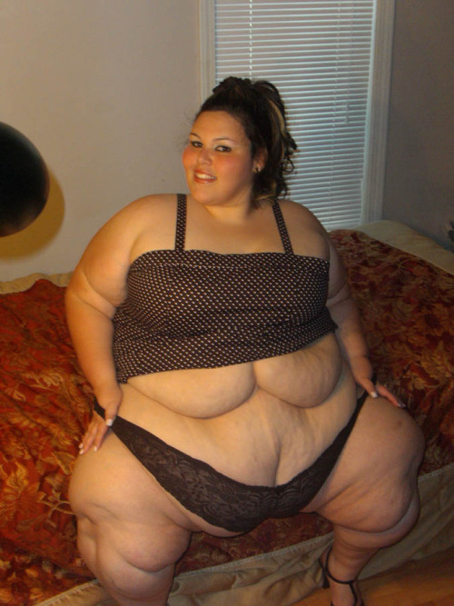 mycorspeisazombie: fatandhot: the incredibly hot ssbbw Sunni Smiles slowly undressing and showing 