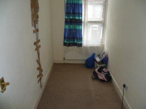 terriblerealestateagentphotos: There were structural problems with this property, but they are now v