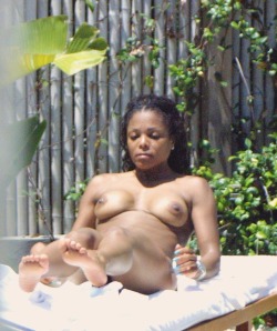t0ne:  naturistelyon:Sunbath with Janet Jackson !Bain