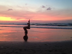 fuckyeahyoga:  Sunset Garudasana in Sirsasana