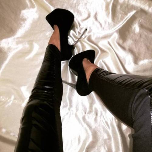 #highheels #heels #latex #legsfetish #slave #dominatrix #domination #findom #femdom #fetish #feetfet