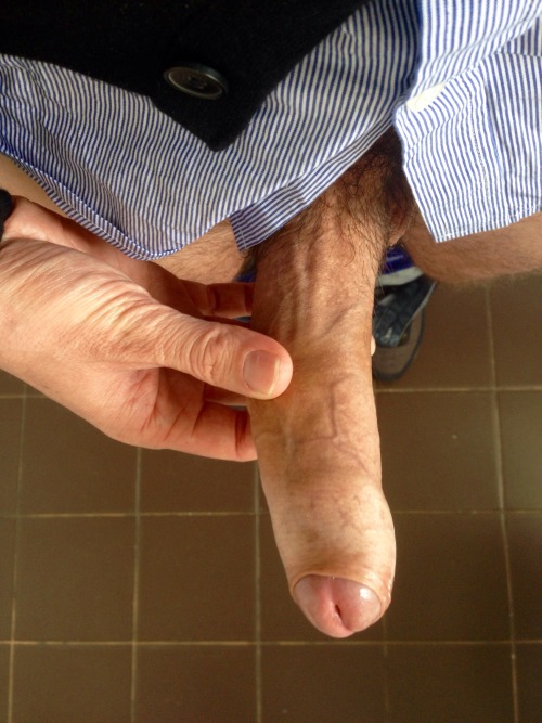 analorgasm: Chatting on kik at the office… Hard to conceal it in my pants…