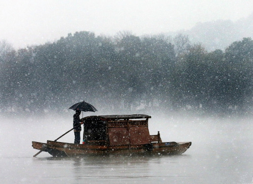 2015.12.5 Hangzhou, West Lake, China.  Photo from 视觉中国.《湖心亭看雪》——张岱 崇祯五年十二月，余住西湖。大雪三日，湖中人鸟声俱绝。是日更定矣。余