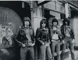 gimme-gimme-shock-treatment:  Ramones, London,