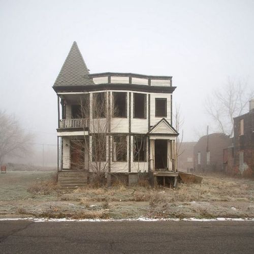 abandonedandurbex:Abandoned home in Detroit [1600 x 1600]