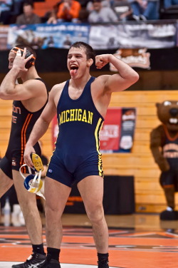 texasfratboy:  always love me some college wrestler bulge! Go Michigan!!! ….heehee    