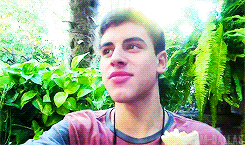 magcons:   iconsmagcon:  cam-dallas:  the boys passing jc’s camera around while