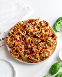 prettypasta:  One Bite Mini Lasagna Roll