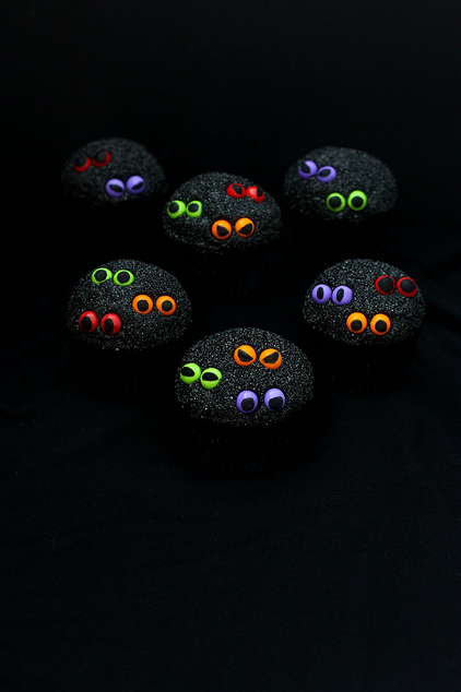 foodffs:  Who’s There? Spooky Eyeball Cupcakes Really nice recipes. Every hour.