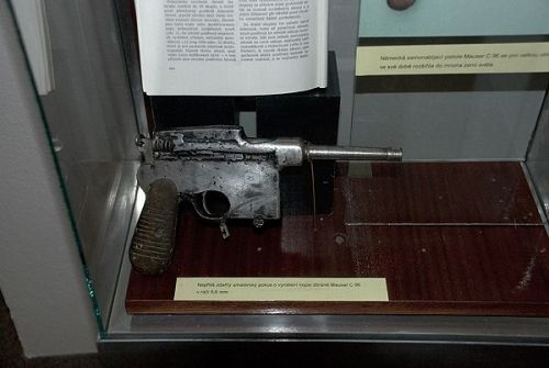 diyselfdefense: An exhibit of confiscated homemade firearms at a police museum in Prague