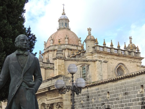 Catedral de Jerez de la Frontera con estatua de Manuel María González Angel, fundador de la producto